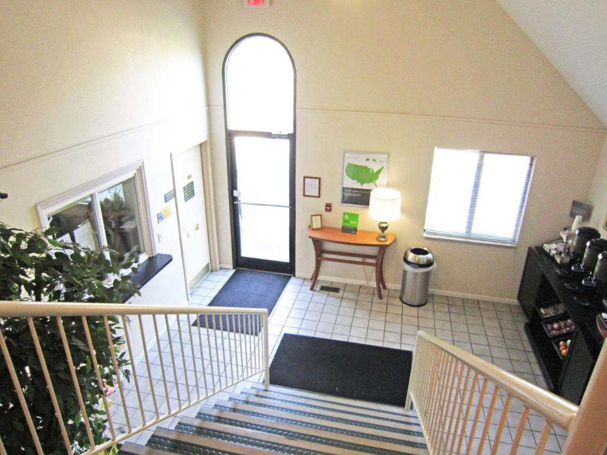 Suburban Studios Columbus East - Housity