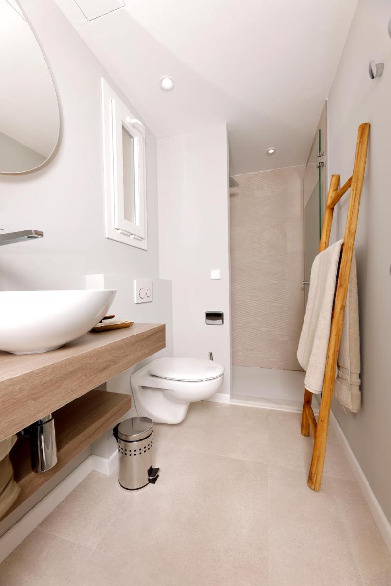Un baño de Eques Petit Resort