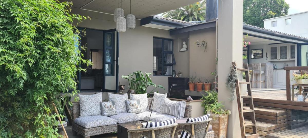 Sunny Open living family home in the Winelands - Housity