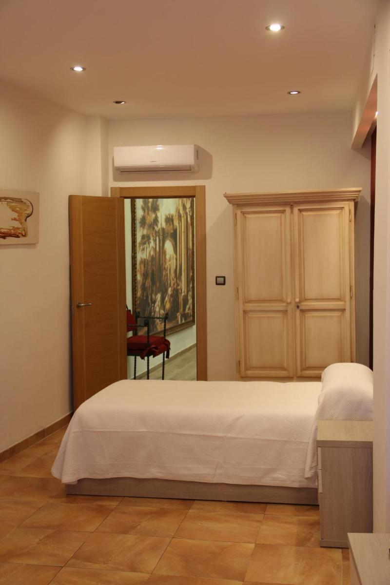 Hostal Poeta Machado - Housity