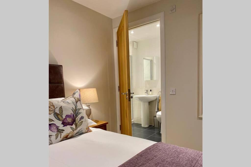 Beautiful 2 Bedroom, 2 Bathroom Flat with Parking. - Housity