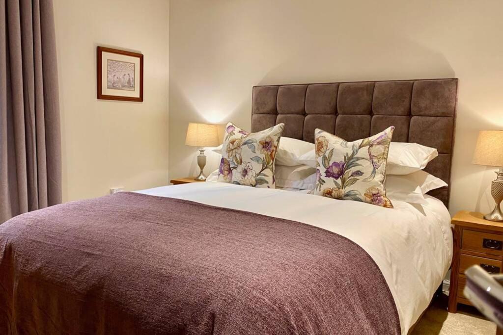 Beautiful 2 Bedroom, 2 Bathroom Flat with Parking. - Housity