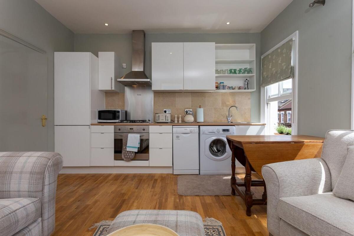 Quaint 2 Bedroom Flat - 9 Minutes Walk To Vauxhall Tube - Housity