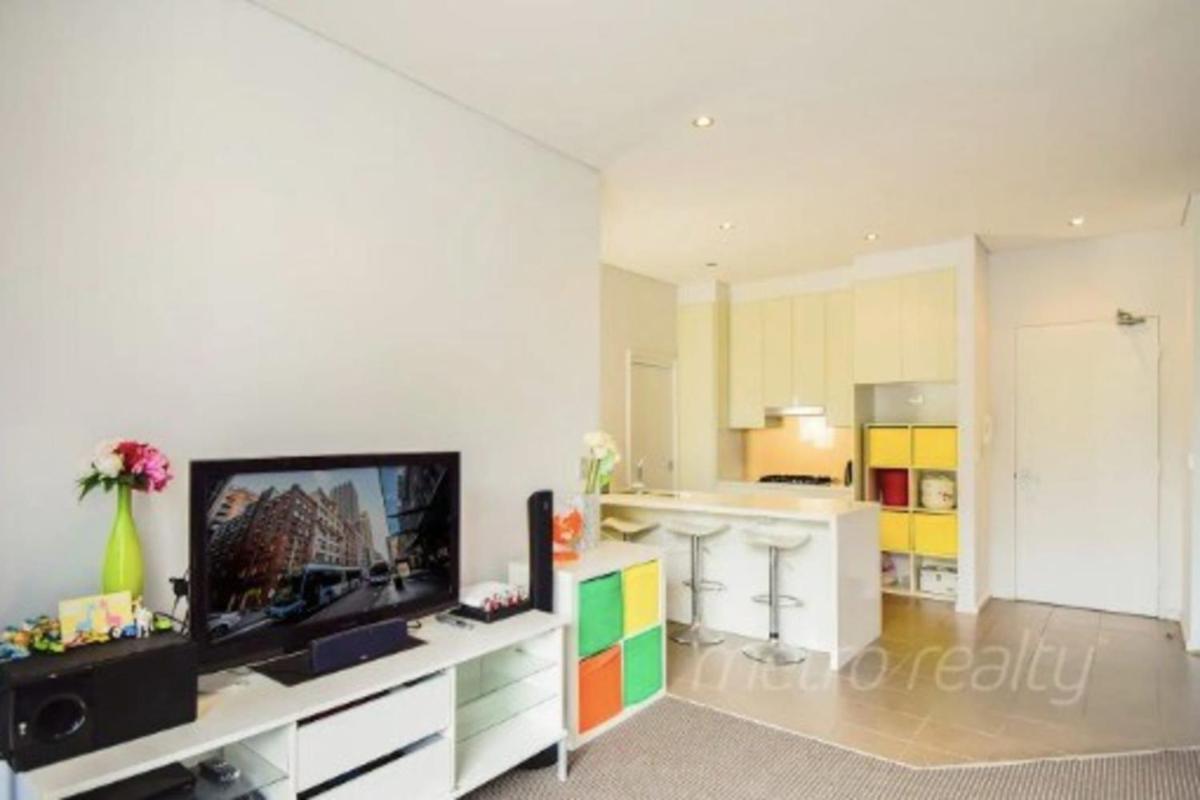 Sun-Drenched 3 Bedroom Apartment in Turrella - Housity
