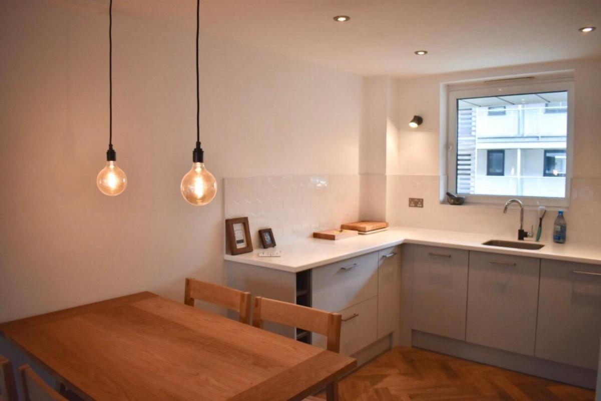 Stylish and Super-Central 2 Bedroom Modern Apartment - Housity