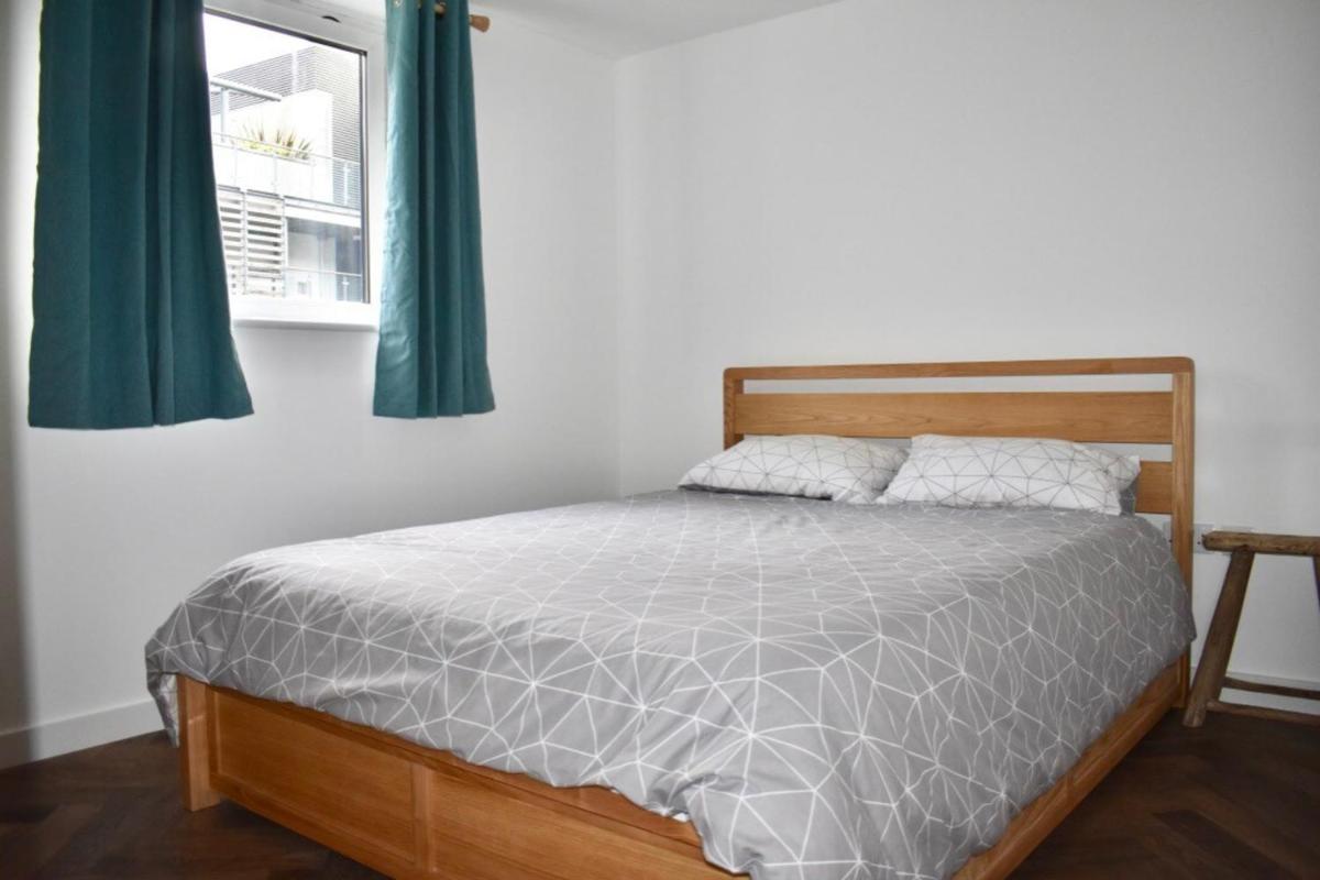Stylish and Super-Central 2 Bedroom Modern Apartment - Housity