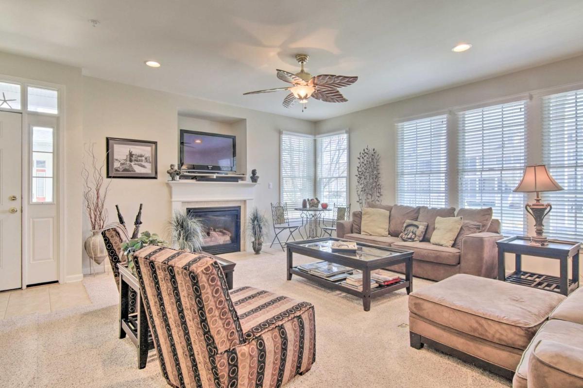 Vivid and Sunny Escape - 4 Mi to Bethany Beach! - Housity