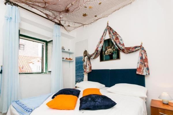 Blue Symphony Old Town - Housity