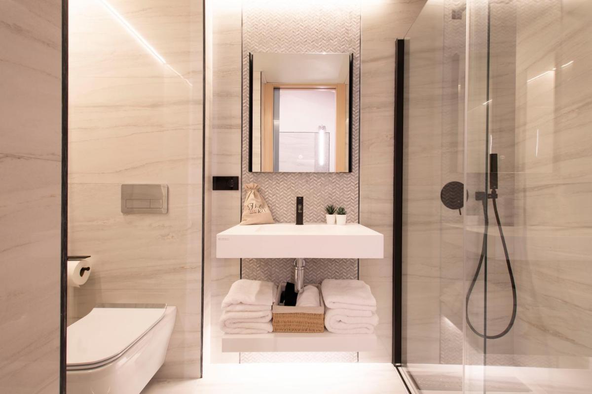 Un baño de Hotel 1877 Sensaciones & SPA ADULTS ONLY