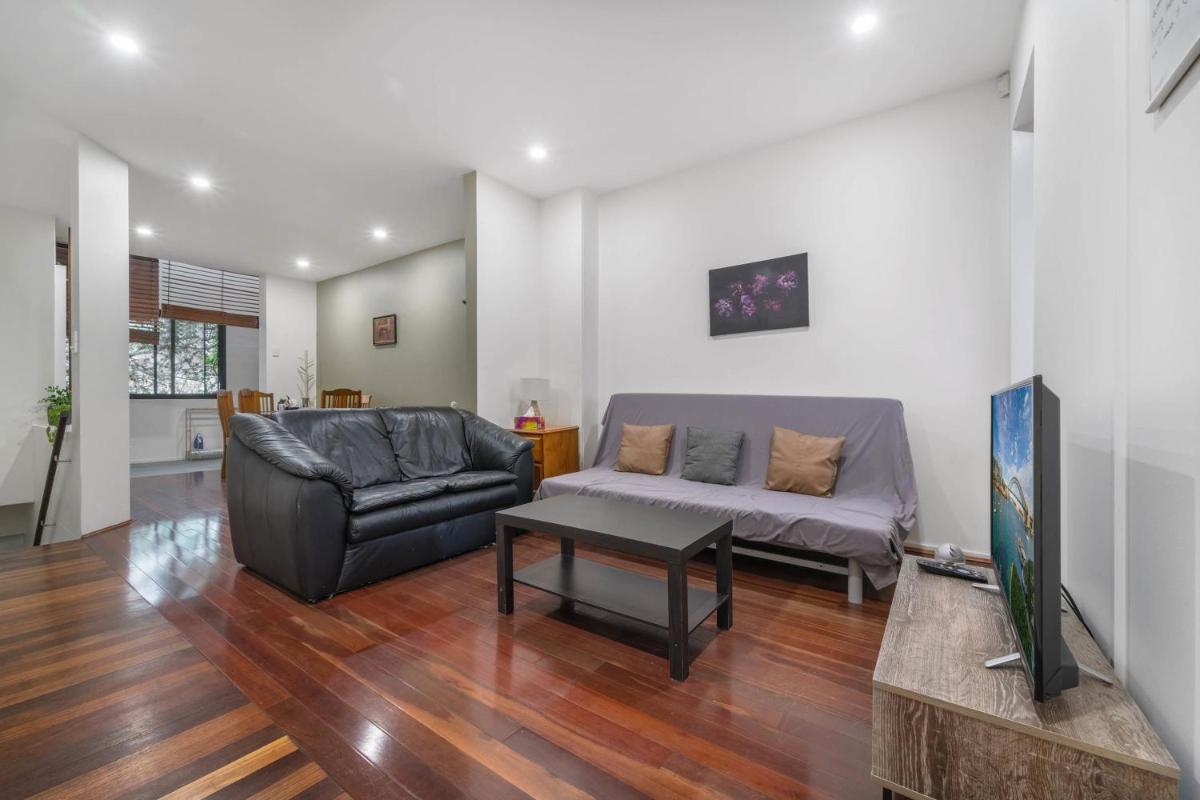 Bright Central Home - Housity