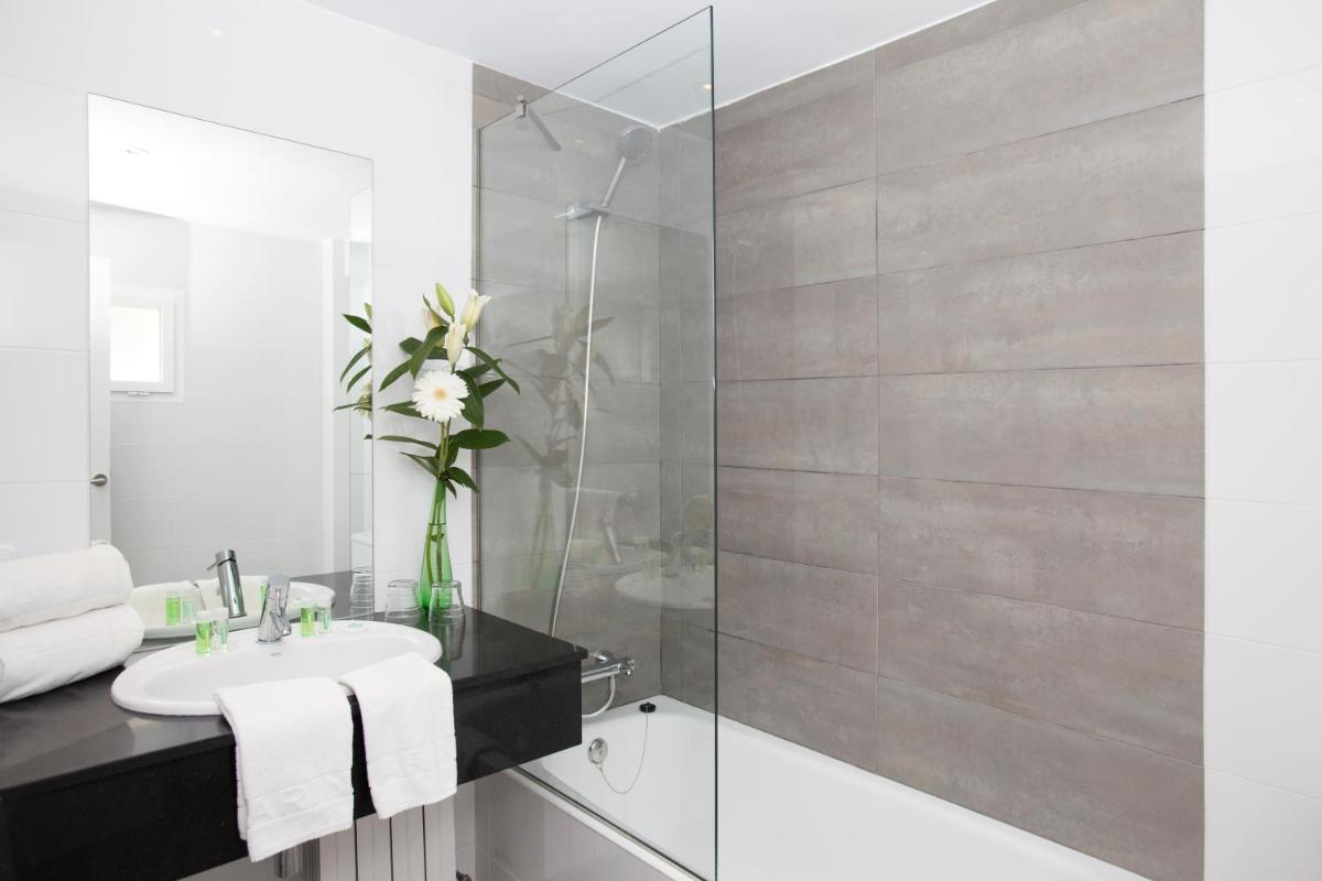 Un baño de Hotel Marina