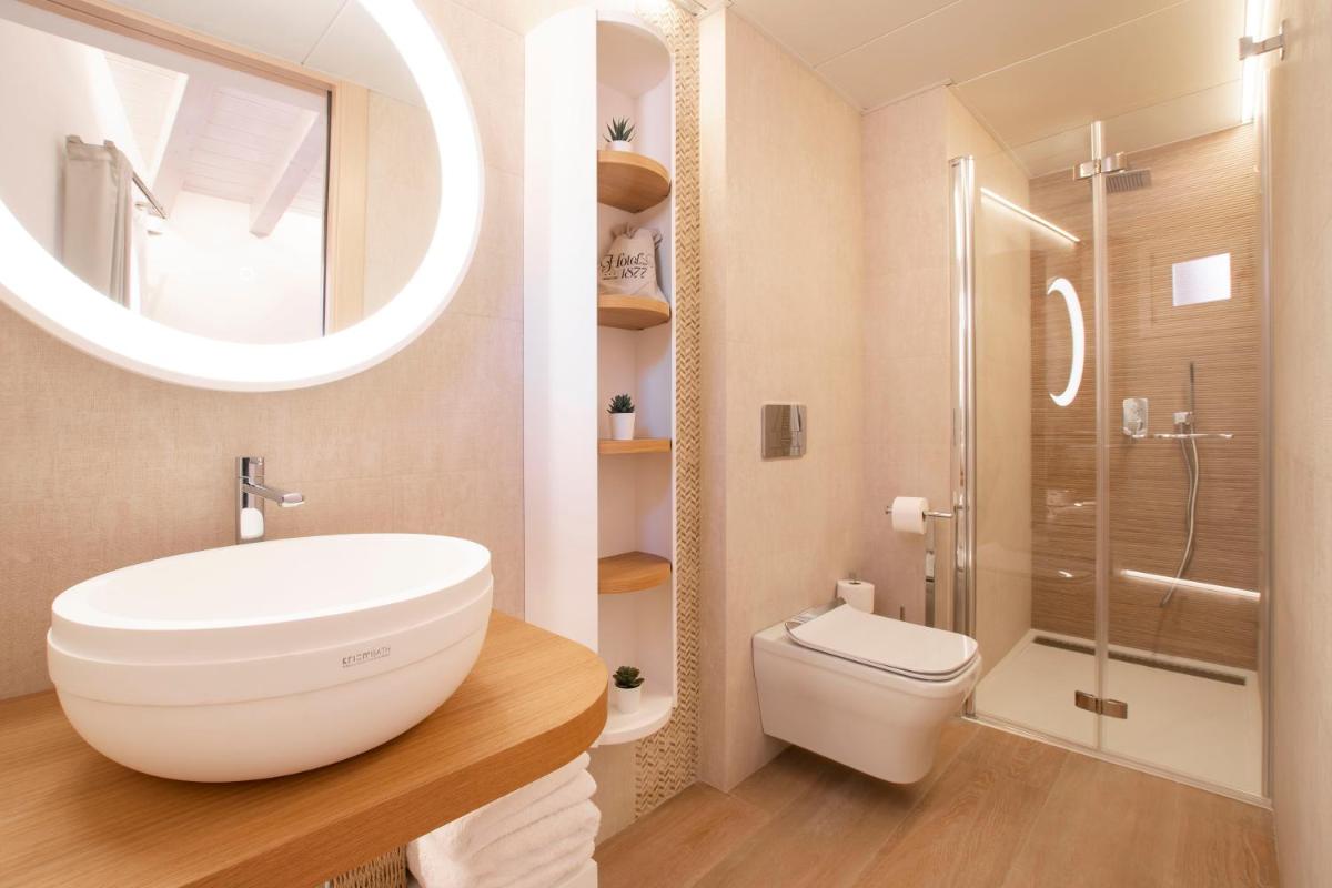 Un baño de Hotel 1877 Sensaciones & SPA ADULTS ONLY