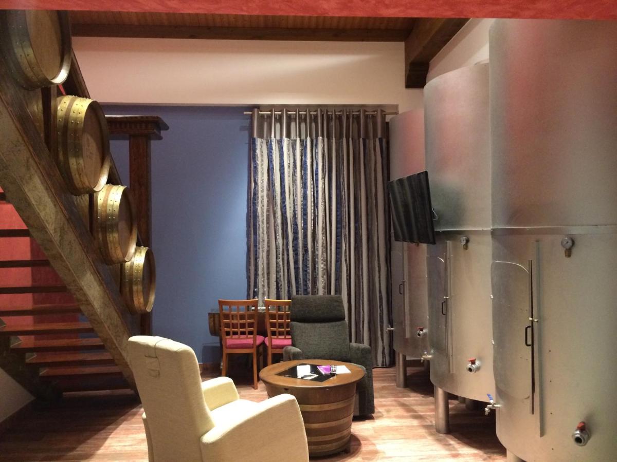 Una televisión o centro de entretenimiento en Hotel SPA El Lagar de Isilla