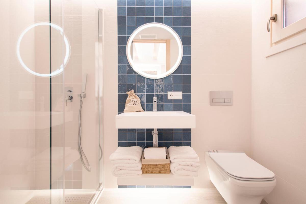 Un baño de Hotel 1877 Sensaciones & SPA ADULTS ONLY