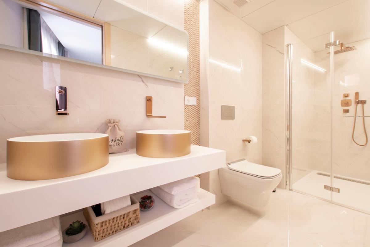 Un baño de Hotel 1877 Sensaciones & SPA ADULTS ONLY