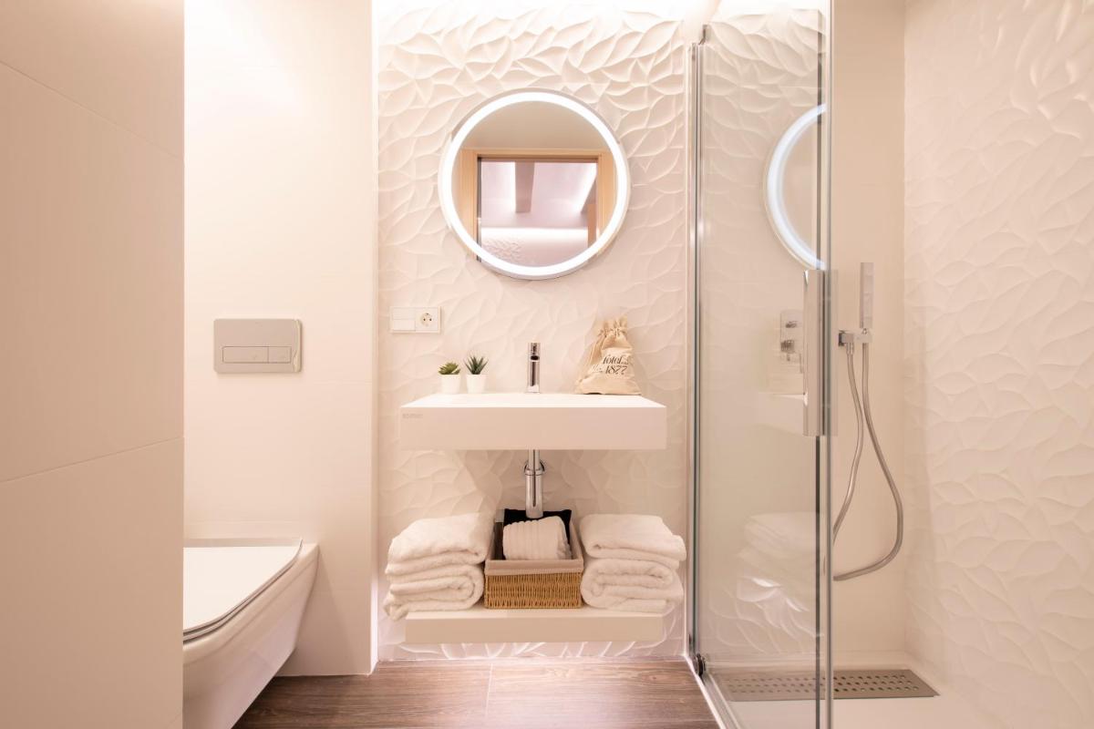 Un baño de Hotel 1877 Sensaciones & SPA ADULTS ONLY