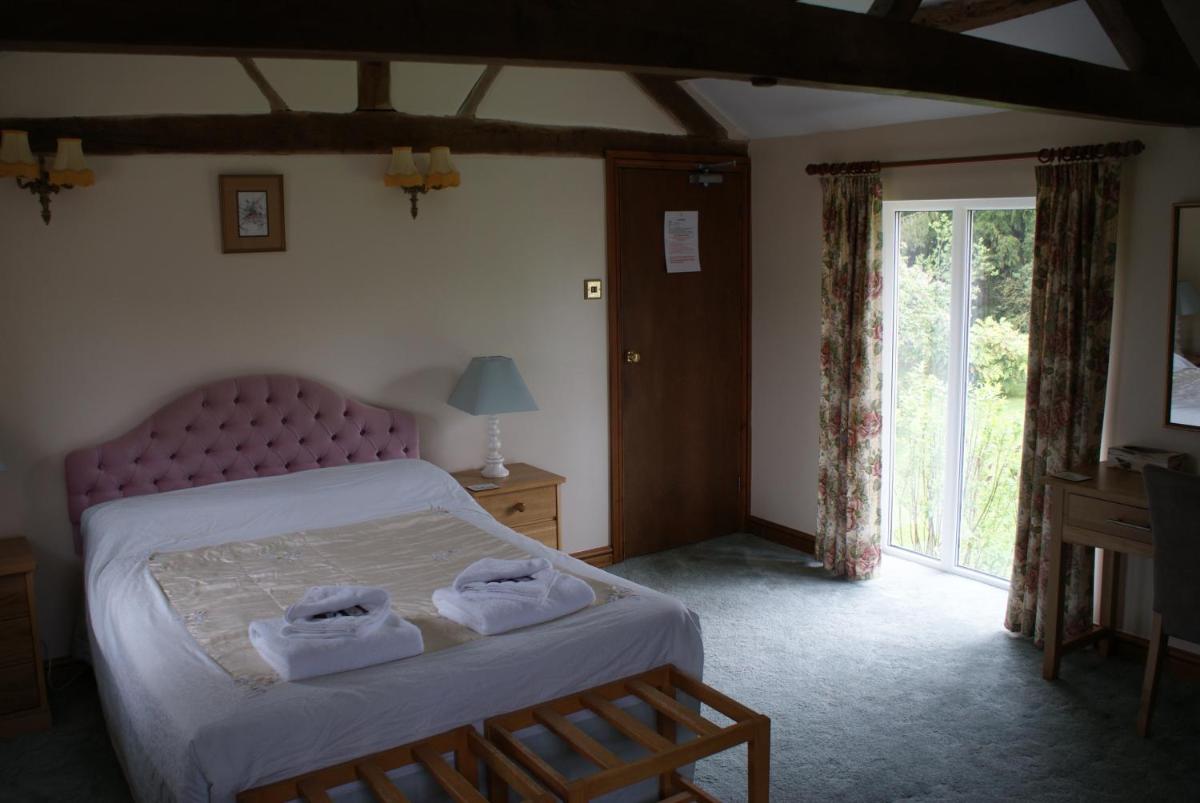 The Red Lion Hotel - Housity