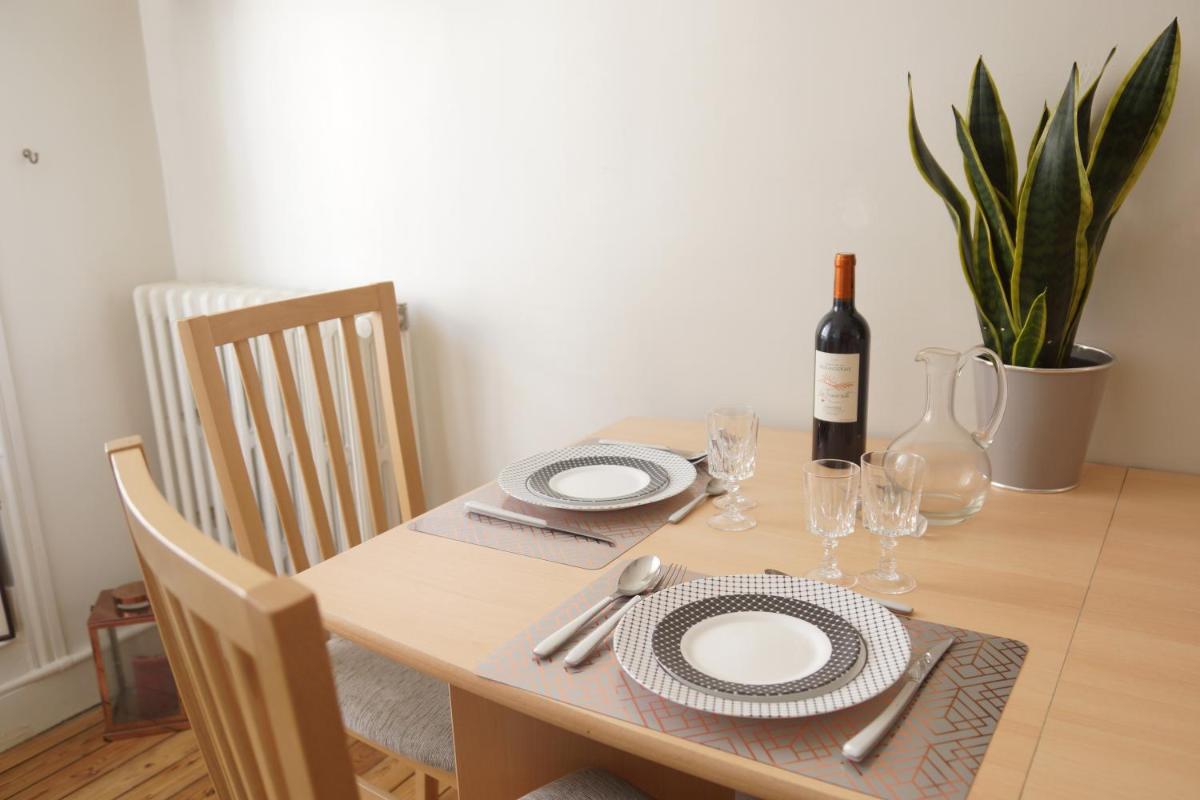 Studio privatisé avec terrasse dans maison de charme angevine - Housity