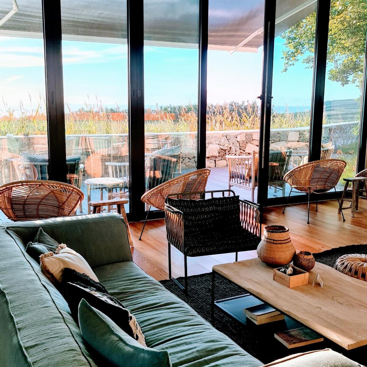 uma sala de estar com um sofá e uma mesa em SENSI Azores Nature and SPA em Ginetes
