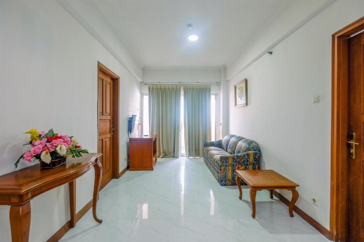Spacious and Strategic 3BR Kondominium Juanda Apartment By Travelio - Housity