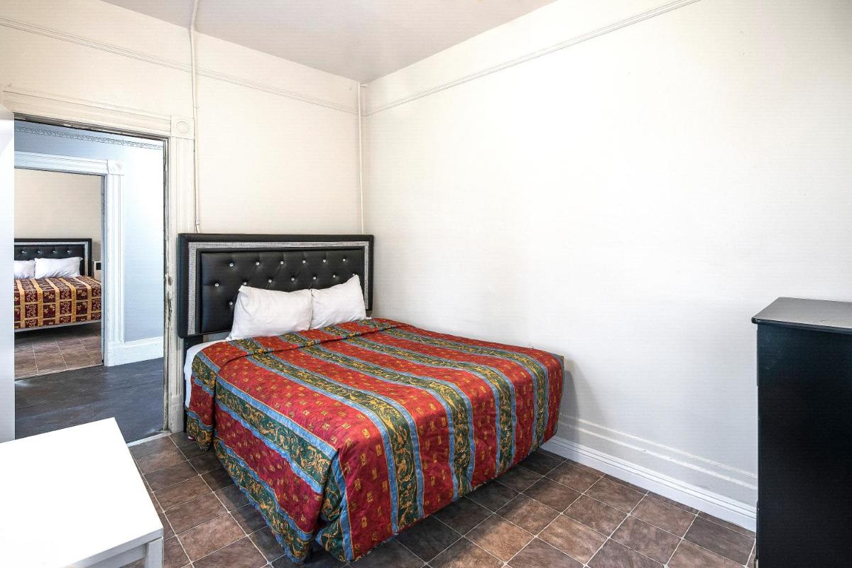 Mariachi Plaza Hotel - Housity