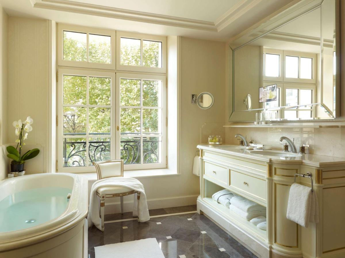 Salle de bains dans l'établissement Shangri-La Paris