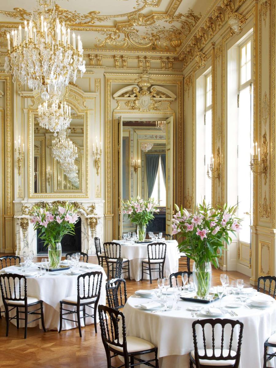 Restaurant ou autre lieu de restauration dans l'établissement Shangri-La Paris