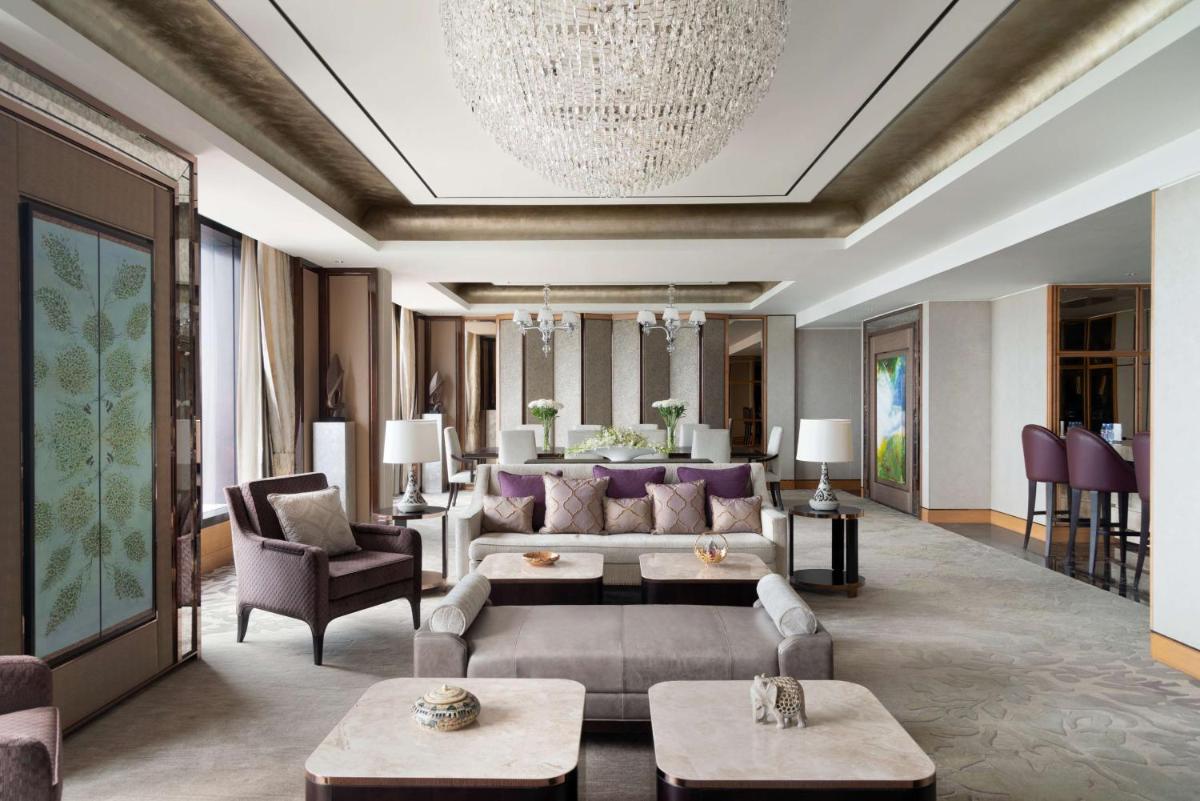 a living room with a couch and a table at Shangri-La Bengaluru in Bengaluru a living room with a couch and a table at Shangri-La Bengaluru in Bengaluru