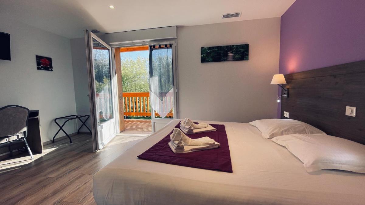 - une chambre dotée d'un lit avec une paire de chaussures dans l'établissement Auberge de la Petite Reine, à Siorac-en-Périgord