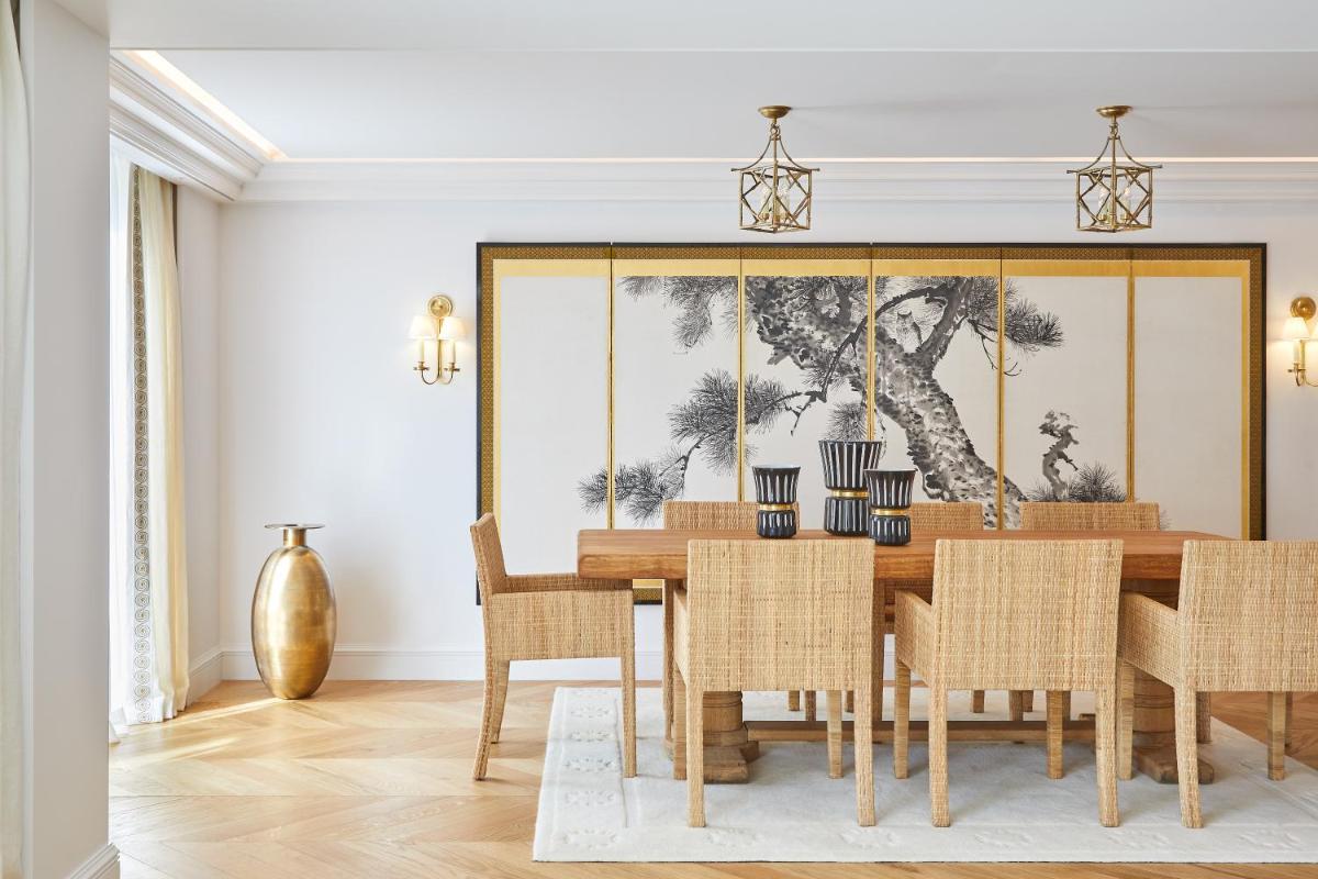 une salle à manger avec une table et des chaises dans l'établissement Airelles Château de la Messardière, à Saint-Tropez
