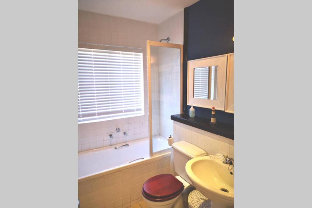 Stylish Beachfront Apartment - 10 St Francis Court - Housity