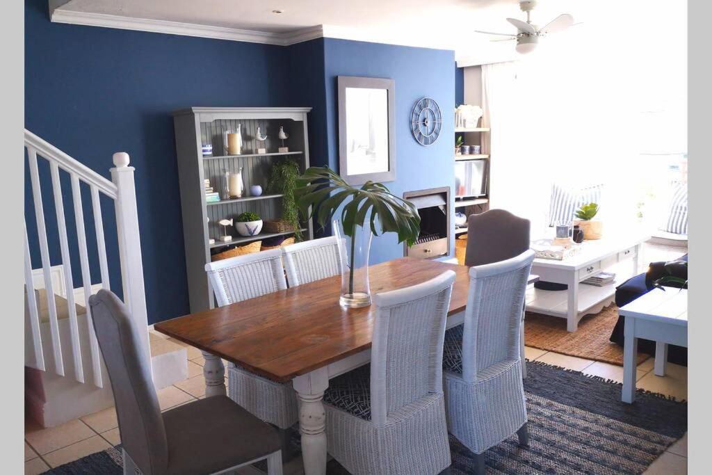 Stylish Beachfront Apartment - 10 St Francis Court - Housity