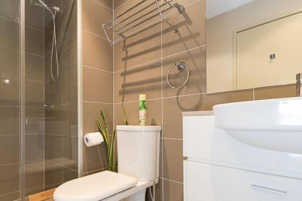 DELUXE CLOSE TO CITY WIFI NETFLIX WINE PARKING - Housity