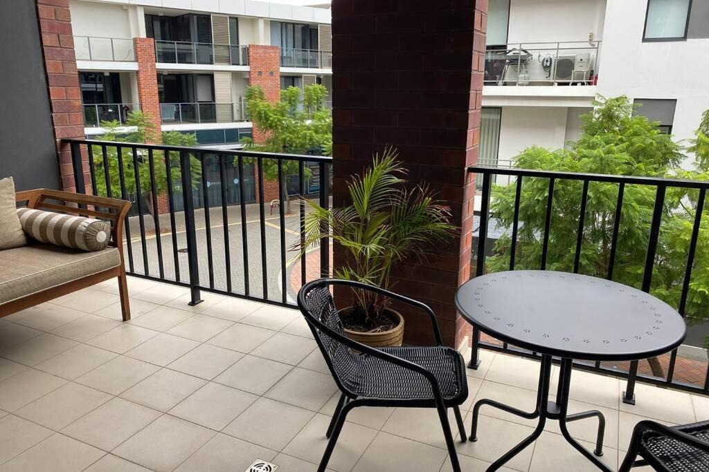 DELUXE CLOSE TO CITY WIFI NETFLIX WINE PARKING - Housity