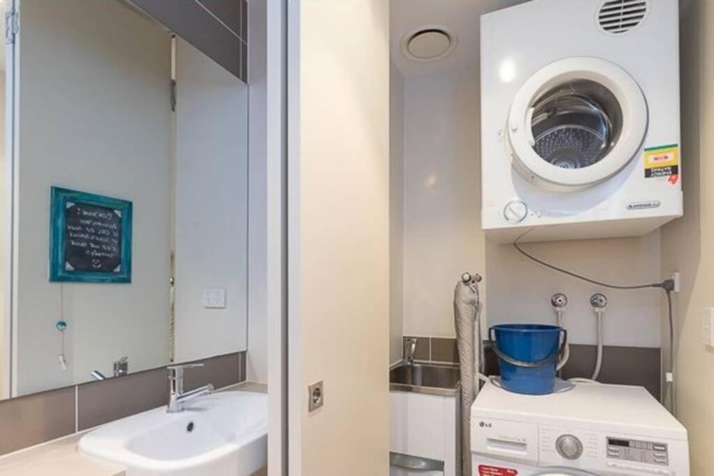 DELUXE CLOSE TO CITY WIFI NETFLIX WINE PARKING - Housity