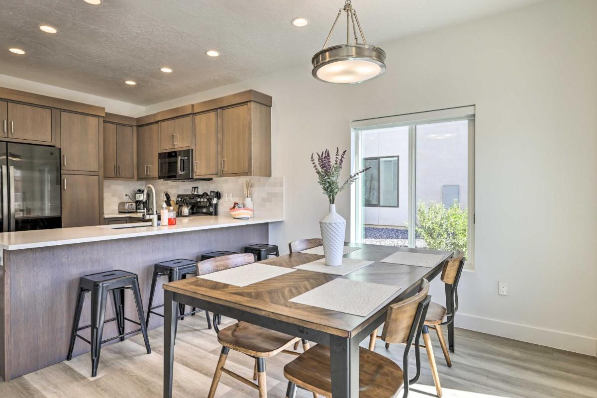 Spacious St George Townhome with Grill and Views! - Housity