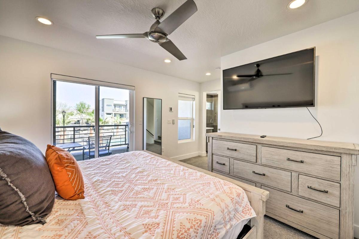 Spacious St George Townhome with Grill and Views! - Housity