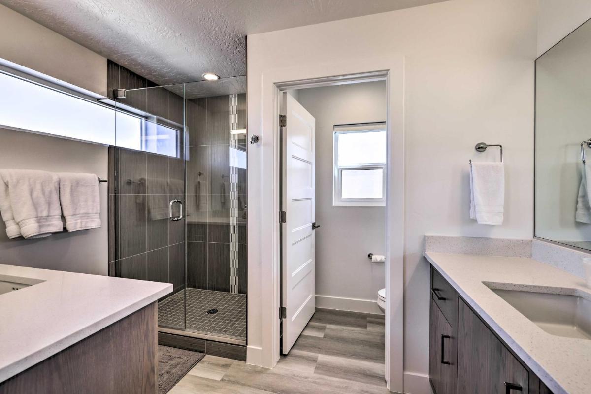 Spacious St George Townhome with Grill and Views! - Housity