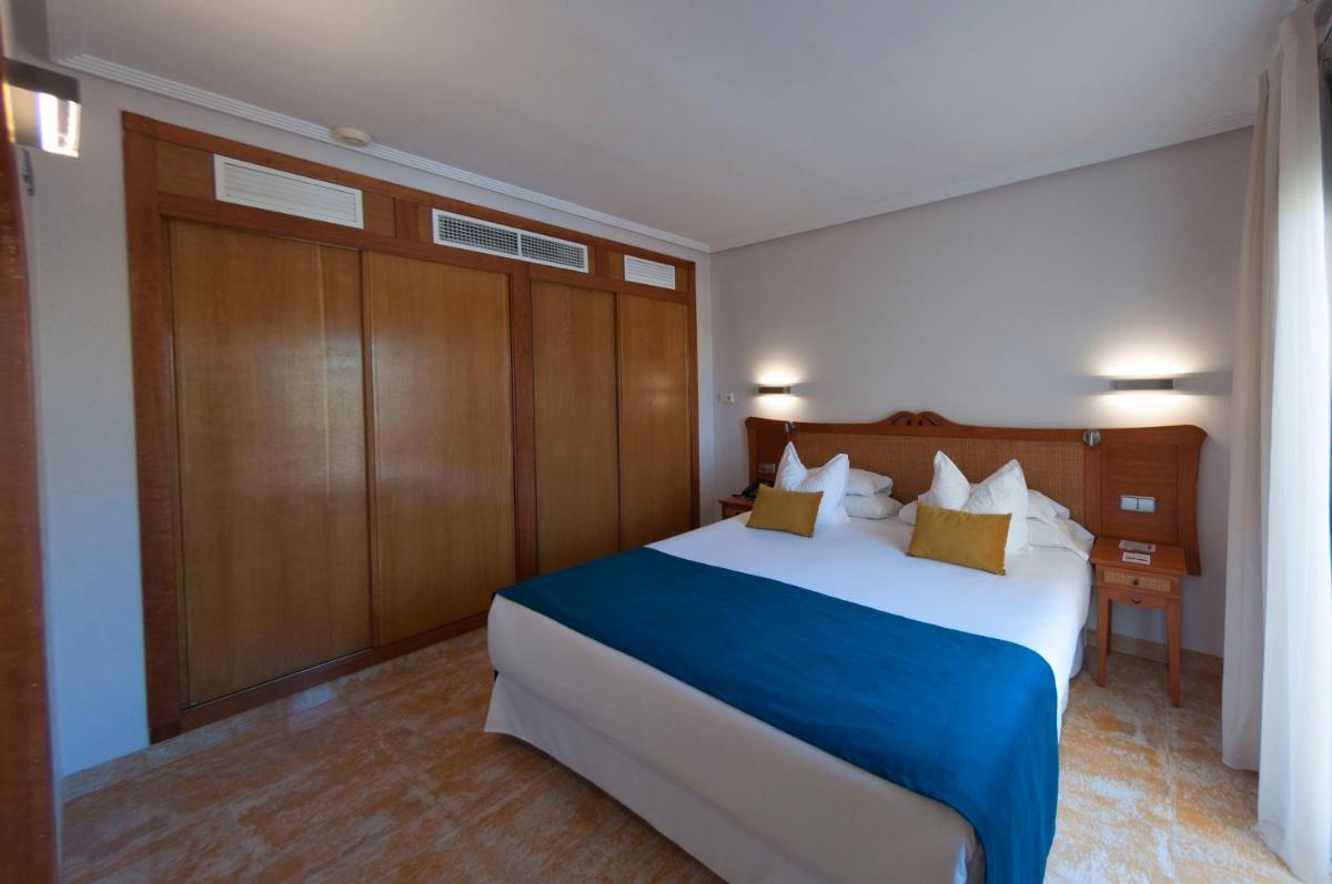Cama o camas de una habitación en Hotel La Laguna Spa & Golf