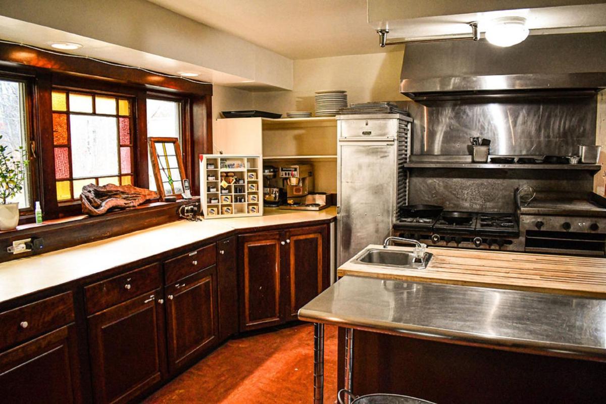 Brook Road Inn - Housity