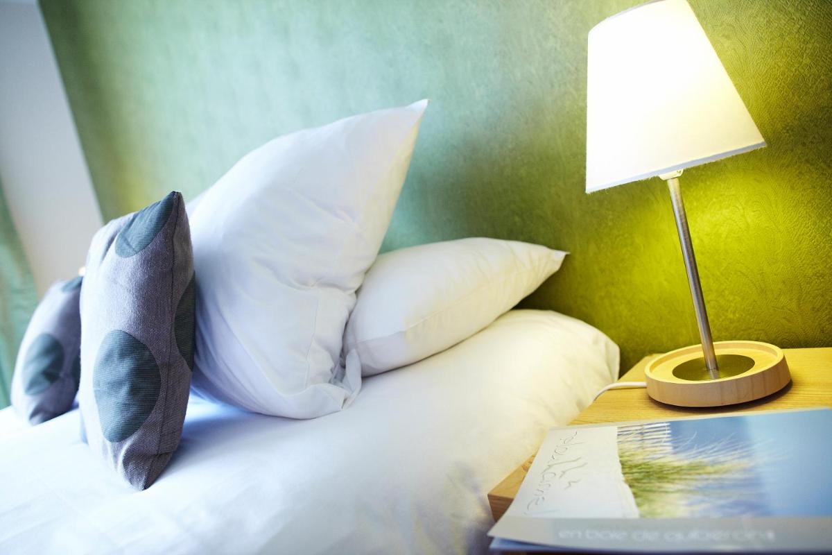 Un ou plusieurs lits dans un hébergement de l'établissement Carnac Lodge Hotel & Spa
