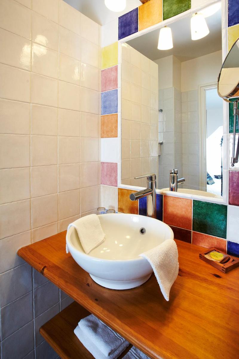 Salle de bains dans l'établissement Carnac Lodge Hotel & Spa
