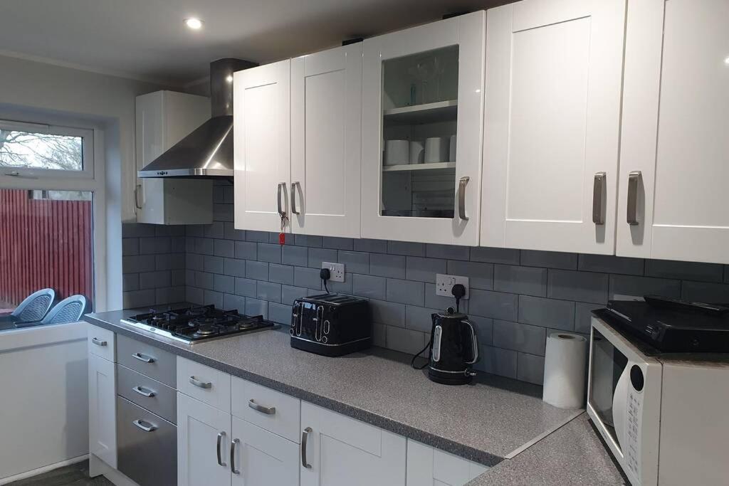 5 Bedroom House All ensuite...sleeps up to 10 - Housity