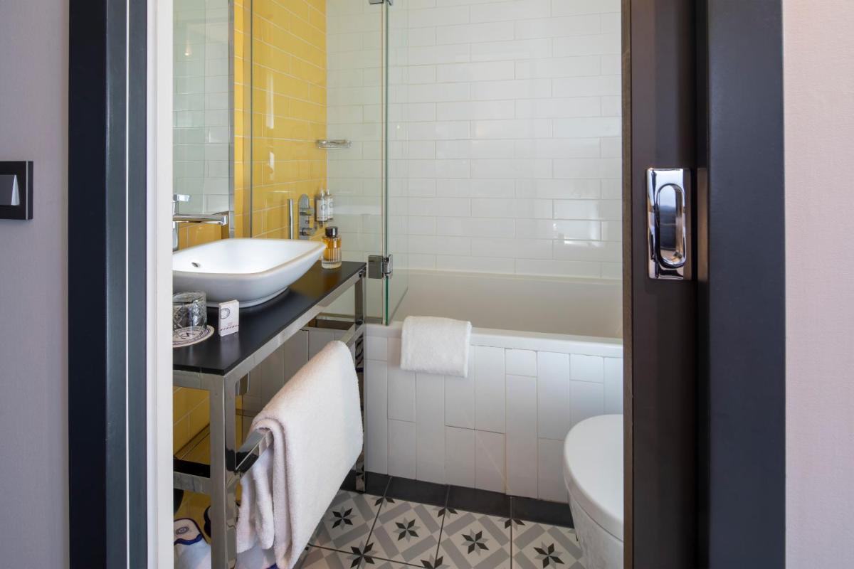 Salle de bains dans l'établissement Les Matins de Paris & Spa