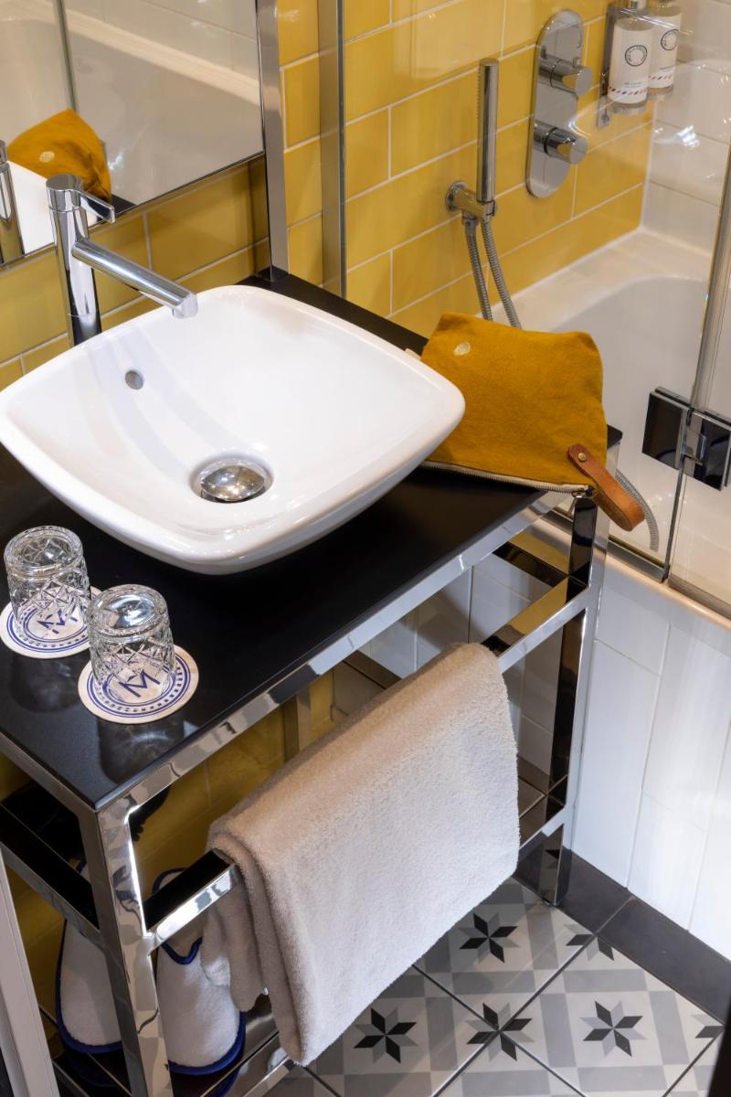 Salle de bains dans l'établissement Les Matins de Paris & Spa