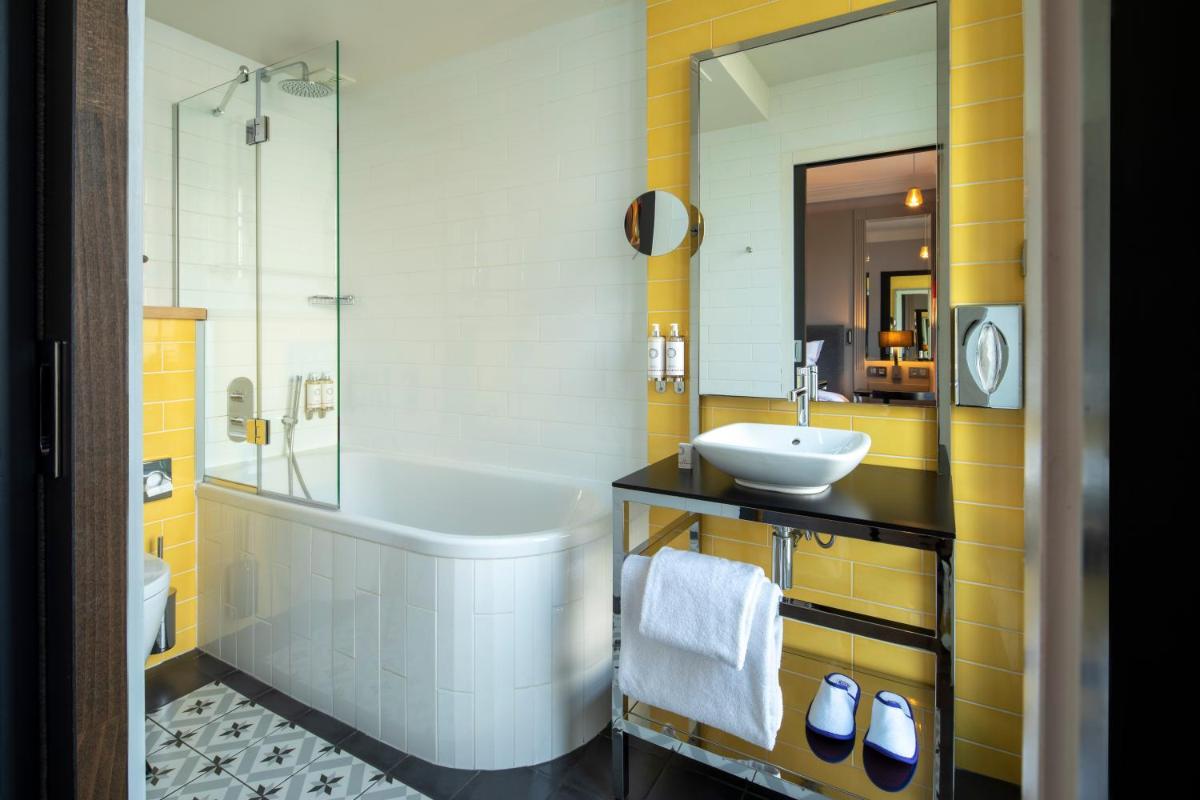 Salle de bains dans l'établissement Les Matins de Paris & Spa