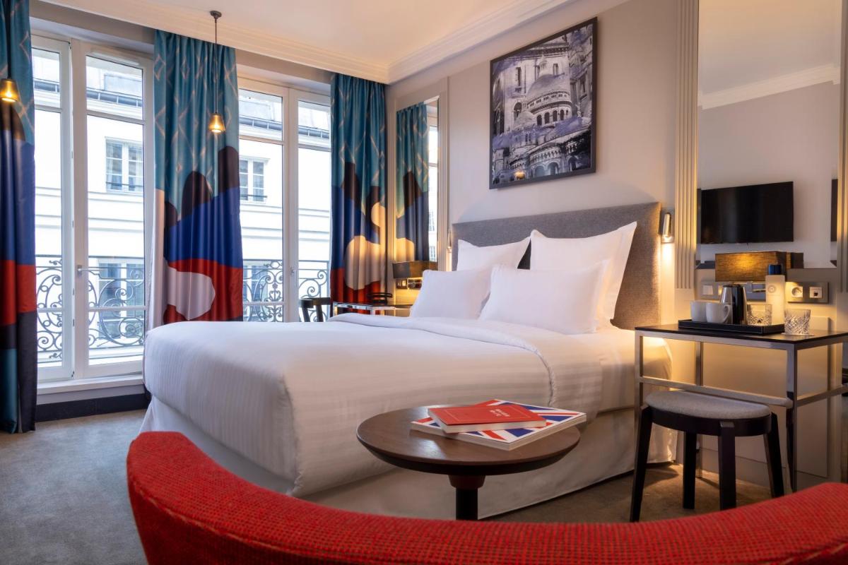 une chambre d'hôtel avec un lit et une table dans l'établissement Les Matins de Paris & Spa, à Paris 48 autres photos