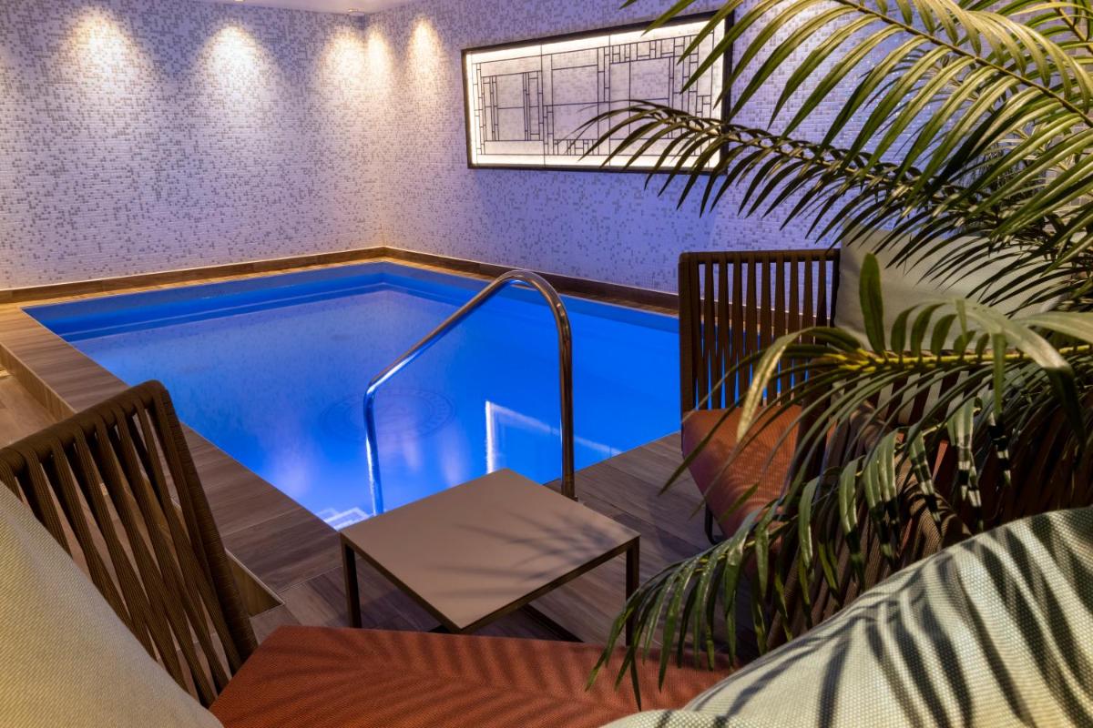 Piscine de l'établissement Les Matins de Paris & Spa ou située à proximité