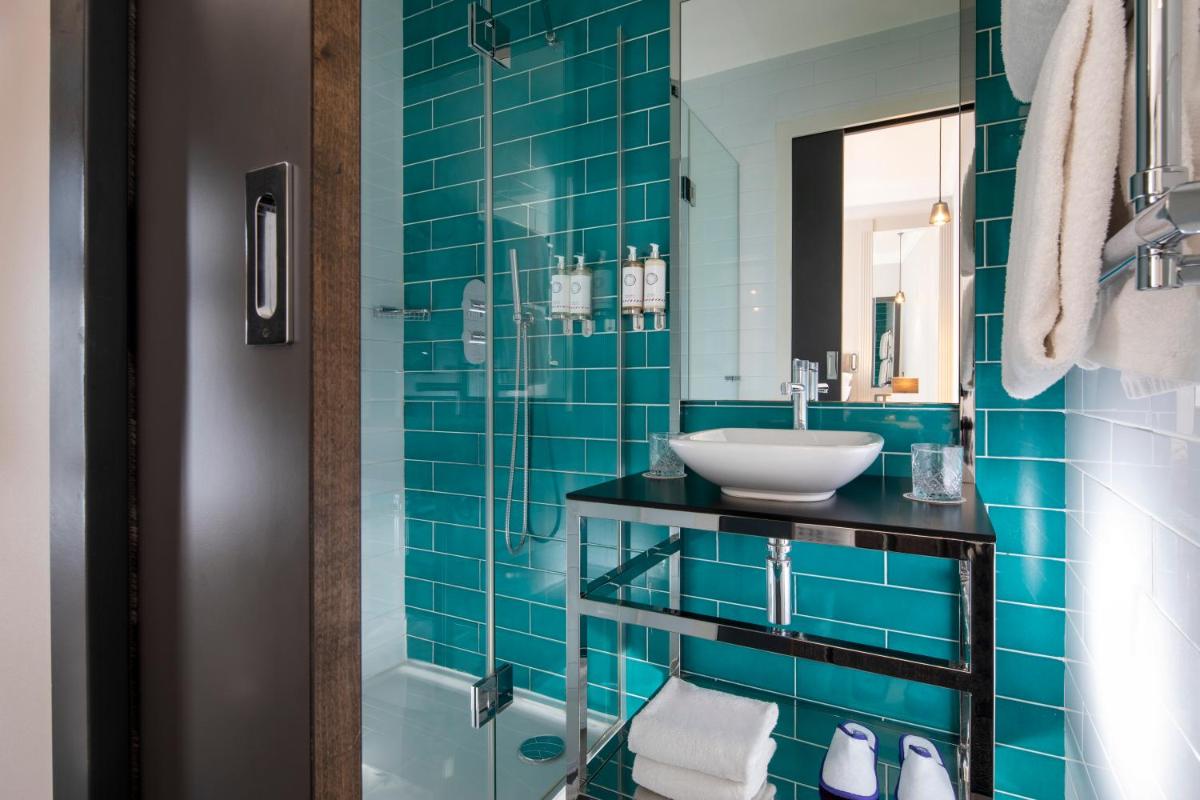 Salle de bains dans l'établissement Les Matins de Paris & Spa