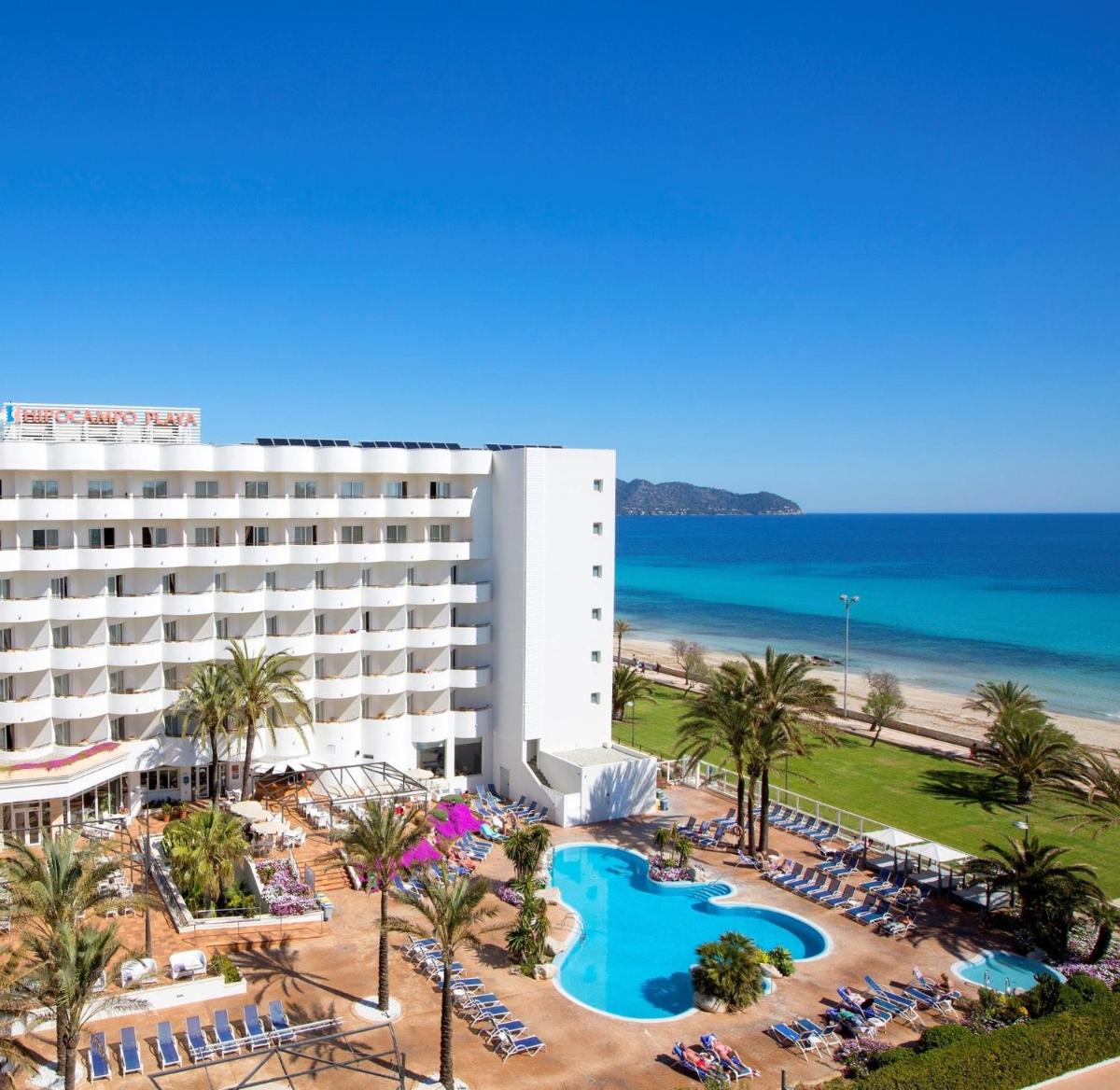 una vista aérea del hotel y la playa en Hipotels Hipocampo Playa, en Cala Millor